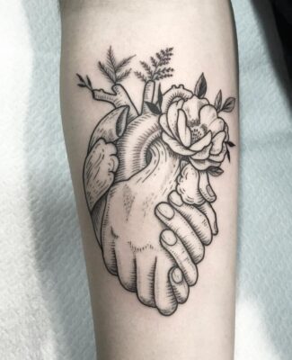 Hình xăm nắm tay tạo thành trái tim vô cùng ý nghĩa Hình xăm blackwork trái tim và hoa trên cánh tay, phong cách cổ điển, độ chi tiết cao, ảnh HD.