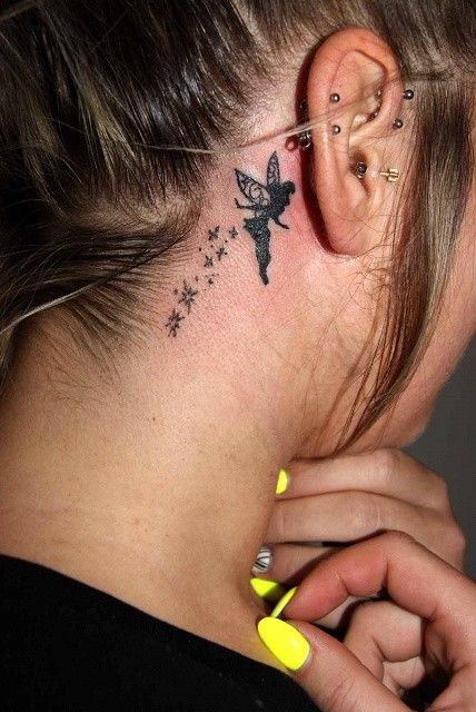 hình xăm nàng tiên mini sau tai tuyệt đẹp Hình xăm nàng tiên mini phong cách blackwork sau tai, chi tiết rõ nét, độ phân giải HD.