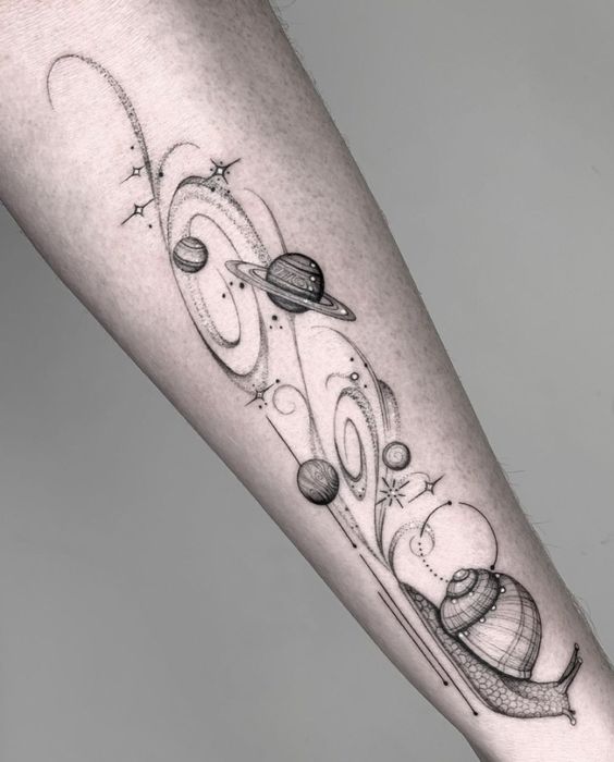 Hình xăm hành tinh trên tay, phong cách blackwork chi tiết, độ phân giải HD.