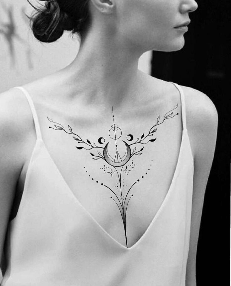 Hình xăm họa tiết hình học ở ngực, phong cách blackwork, chi tiết tinh xảo, ảnh HD.