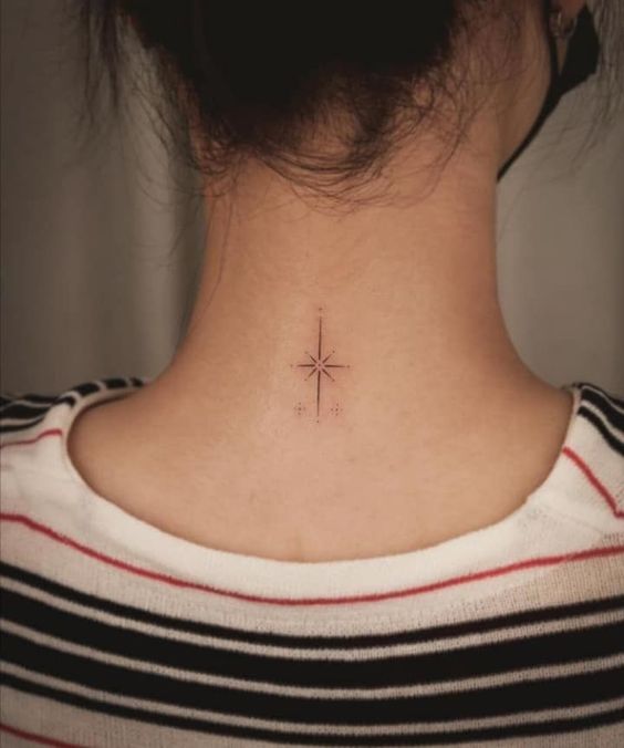 hình xăm ngôi sao mini lấp lánh tại gáy Hình xăm la bàn mini sau gáy, phong cách blackwork, chi tiết rõ nét, ảnh HD.