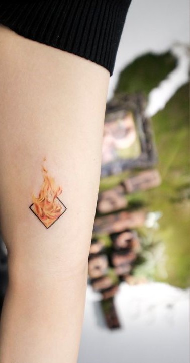 Hình xăm lửa mini trên tay, phong cách màu nước, chi tiết, độ phân giải HD.