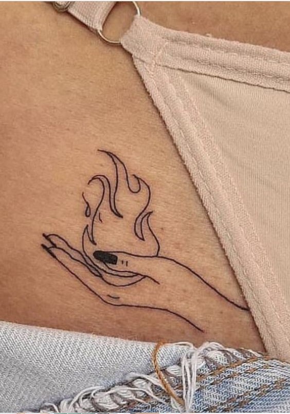 Hình xăm ngọn lửa mini trên hông, phong cách blackwork, chi tiết đơn giản, độ phân giải HD.