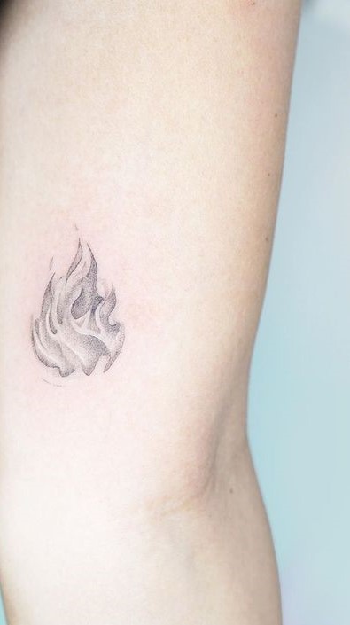 Hình xăm ngọn lửa mini ở tay, phong cách blackwork, chi tiết tinh tế, ảnh HD.