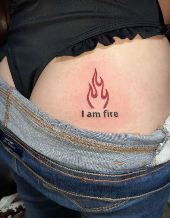 Hình xăm lửa chữ "I am fire" trên eo, phong cách tối giản, ảnh HD.
