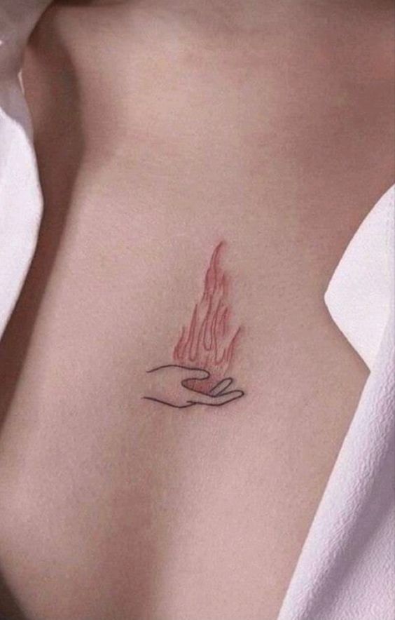 Hình xăm ngọn lửa và bàn tay trên xương sườn phong cách tối giản, chi tiết rõ nét, độ phân giải HD.