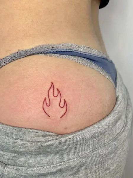 Hình xăm ngọn lửa mini trên hông, phong cách tối giản, chi tiết rõ nét, độ phân giải HD.