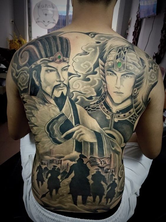hình xăm nhân vật khổng minh và triệu tử long kín lưng Hình xăm cổ trang trên lưng, phong cách blackwork chi tiết, độ phân giải HD.