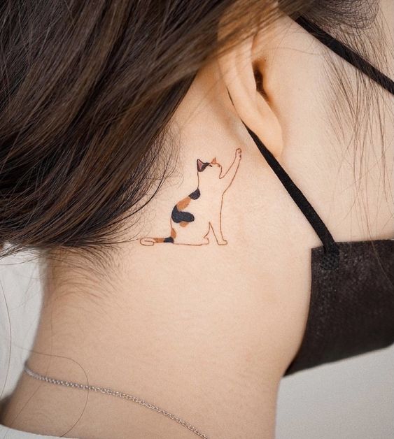 Hình xăm mèo tối giản sau tai, phong cách màu sắc, chi tiết rõ nét, độ phân giải HD.