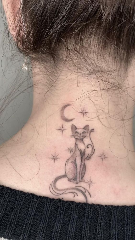 Hình xăm mèo thần bí trên gáy, phong cách blackwork, chi tiết tinh tế, độ phân giải HD.