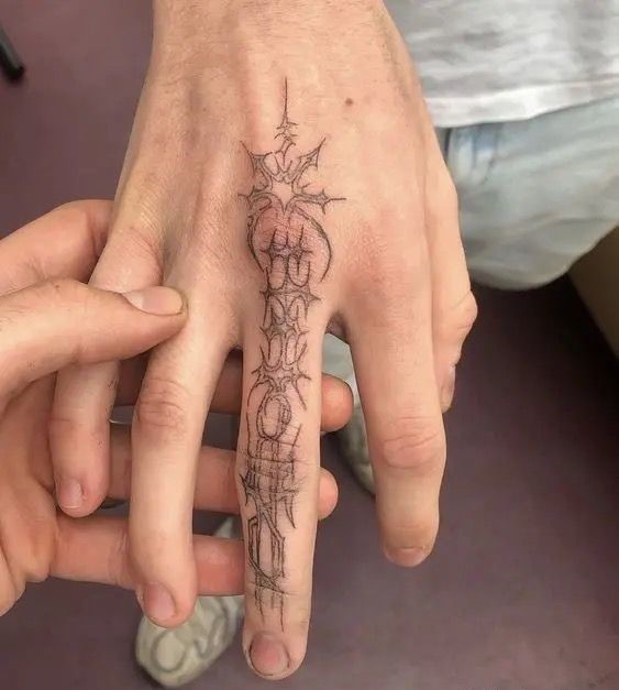 Xăm ngón giữa cực chất Hình xăm trừu tượng trên ngón tay, phong cách blackwork, chi tiết tinh tế, ảnh HD.