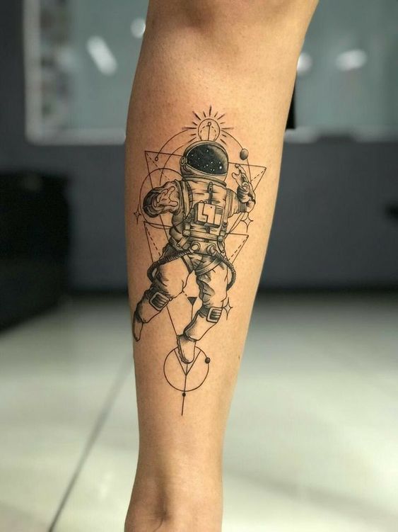 Hình xăm phi hành gia trên bắp chân, phong cách blackwork chi tiết, độ phân giải HD.