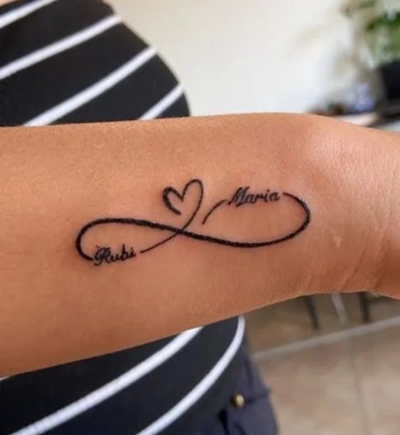 hình xăm hoàn hảo cho cặp đôi Hình xăm chữ vô cực với trái tim, tay, phong cách blackwork, chi tiết rõ ràng, ảnh HD.