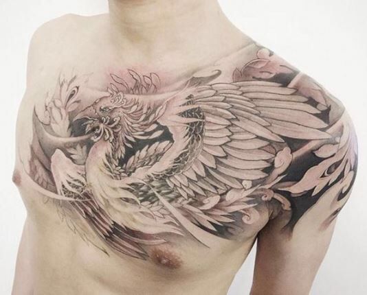 Hình xăm phượng hoàng trên ngực, phong cách blackwork, chi tiết cao, ảnh HD.