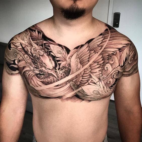 Hình xăm phượng hoàng, phong cách blackwork chi tiết trên ngực. Độ phân giải HD.