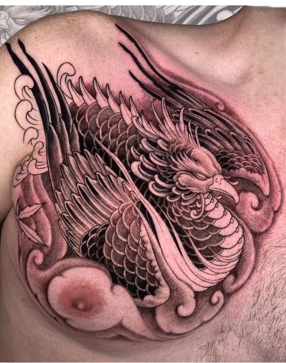 Hình xăm phượng hoàng trên ngực, phong cách blackwork chi tiết, độ phân giải HD.