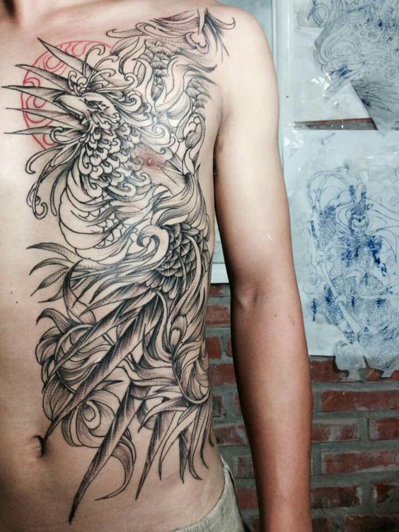 Hình xăm phượng hoàng trên ngực, phong cách blackwork chi tiết, độ phân giải HD.