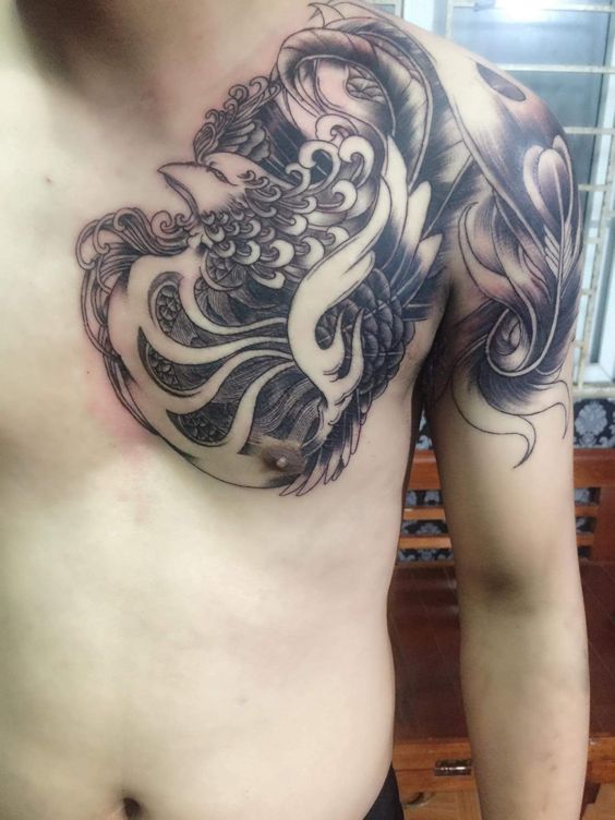 Hình xăm phượng hoàng trên ngực, phong cách blackwork, chi tiết phức tạp, ảnh HD.