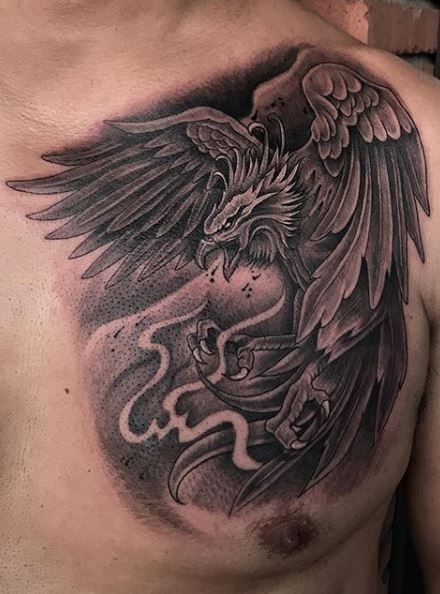 Hình xăm phượng hoàng trên ngực, phong cách blackwork chi tiết, độ phân giải HD.