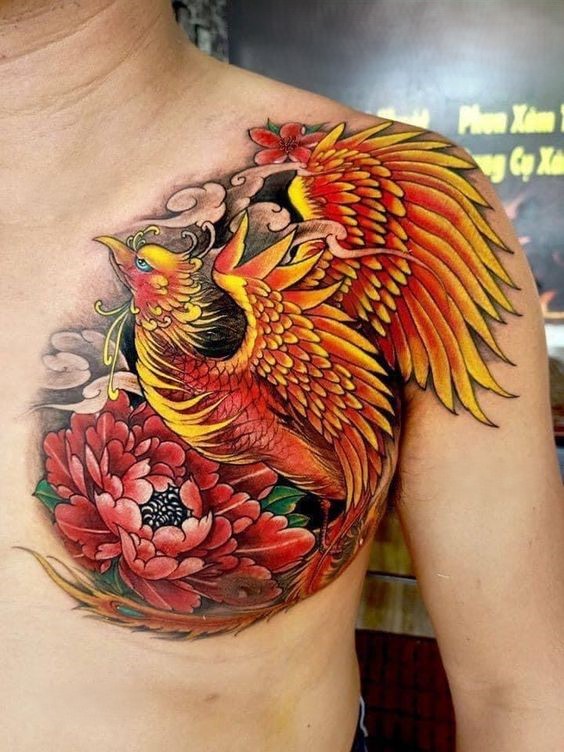 Hình xăm phượng hoàng và hoa trên ngực, phong cách màu sắc, chi tiết cao, ảnh HD.