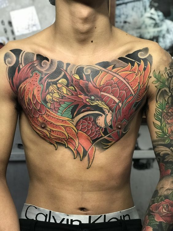 Hình xăm phượng hoàng màu sắc trên ngực, phong cách cổ điển, độ chi tiết cao, ảnh HD.
