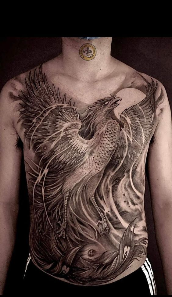 Hình xăm phượng hoàng trên ngực phong cách blackwork, chi tiết cao, độ phân giải HD.