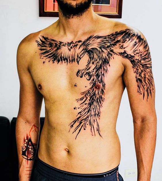 Hình xăm chim phượng hoàng trên ngực, phong cách blackwork, chi tiết, ảnh HD.