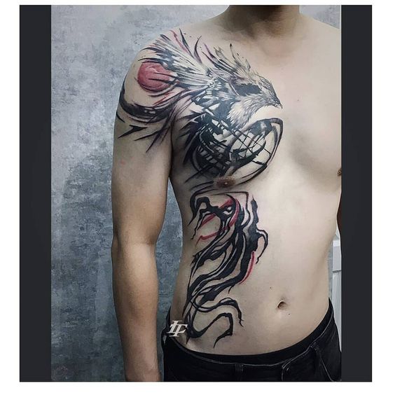 Hình xăm chim phong cách màu nước trên ngực và tay, chi tiết, độ phân giải HD.