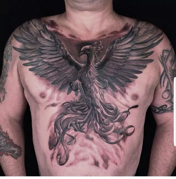 Hình xăm phượng hoàng trên ngực, phong cách blackwork chi tiết, ảnh HD.