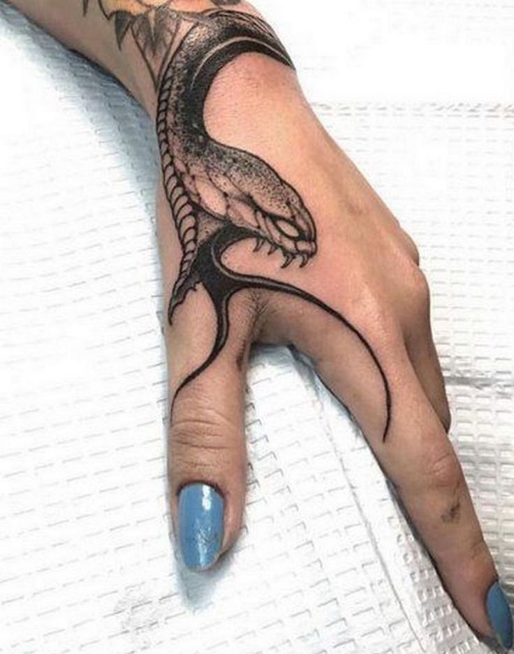 Xăm hình rắn hổ mang trên ngón cái Hình xăm rắn blackwork trên tay, chi tiết sắc nét, phong cách cổ điển, độ phân giải HD.