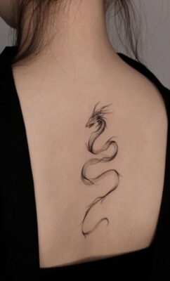 Hình xăm rồng blackwork trên lưng, phong cách tối giản. Ảnh chi tiết cao, độ phân giải HD.