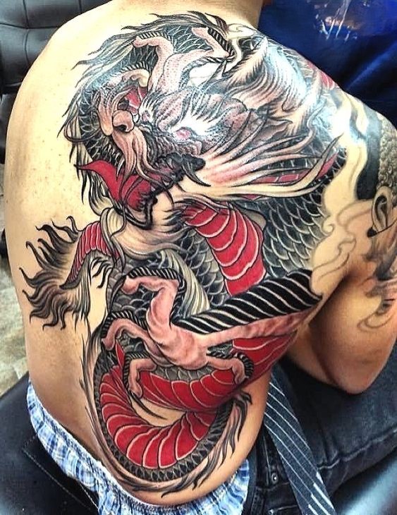 hình xăm rồng đen bụng đỏ trải dài trên lưng Hình xăm rồng trên vai, phong cách cổ điển, chi tiết tinh xảo, độ phân giải HD.