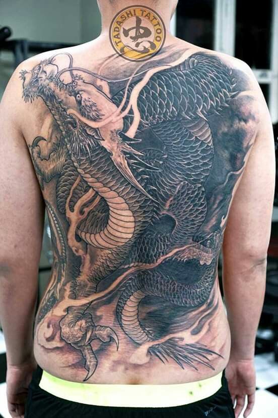 hình xăm rồng đơn sắc bít lưng Hình xăm rồng trên lưng, phong cách blackwork chi tiết, độ phân giải HD.