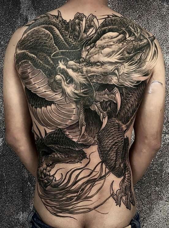 hình xăm rồng đơn sắc kín lưng Hình xăm rồng trên lưng, phong cách blackwork chi tiết, độ phân giải HD.