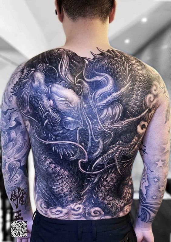 hình xăm rồng đơn sắc kín lưng cực ngầu Hình xăm rồng blackwork chi tiết trên lưng, phong cách cổ điển, ảnh độ phân giải cao HD.