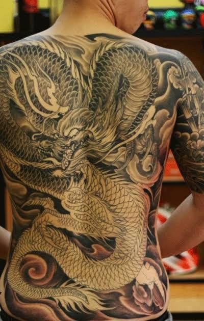 hình xăm rồng đơn sắc kín lưng mẫu 10 Hình xăm rồng ở lưng, phong cách cổ điển, chi tiết cao, độ phân giải HD.