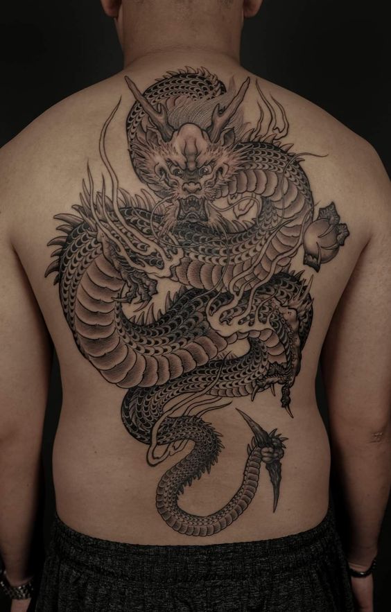 hình xăm rồng đơn sắc kín lưng mẫu 6 Hình xăm rồng cổ điển chi tiết trên lưng, phong cách blackwork, độ phân giải HD.