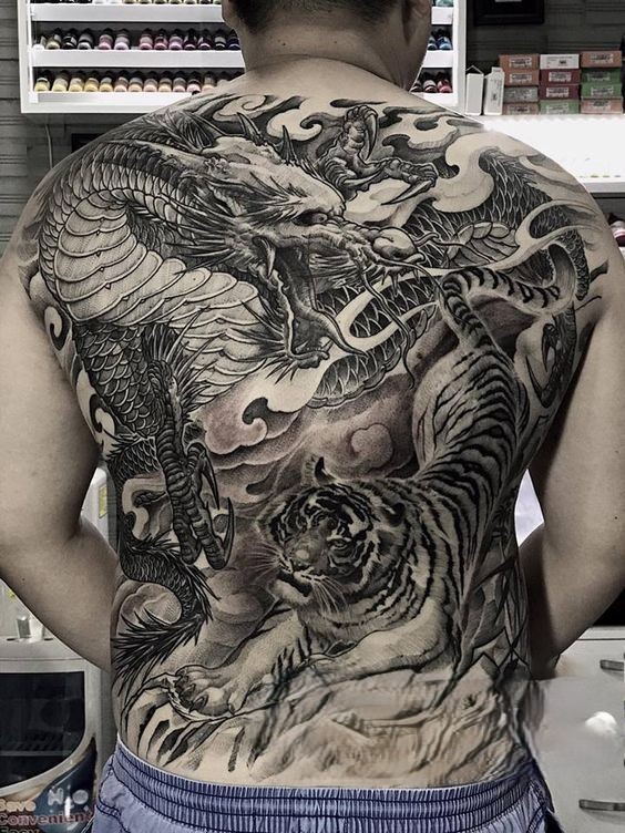 hình xăm rồng đơn sắc che kín lưng mẫu 8 Hình xăm rồng và hổ trên lưng, phong cách blackwork chi tiết, độ phân giải cao.