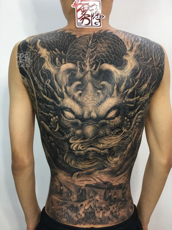 hình xăm rồng đơn sắc mẫu 9 Hình xăm rồng chi tiết trên lưng, phong cách blackwork, ảnh HD sắc nét.