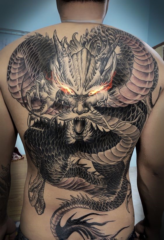 hình xăm rồng đơn sắc mắt đỏ kín lưng Hình xăm rồng chi tiết trên lưng, phong cách blackwork, mắt phát sáng, ảnh HD.