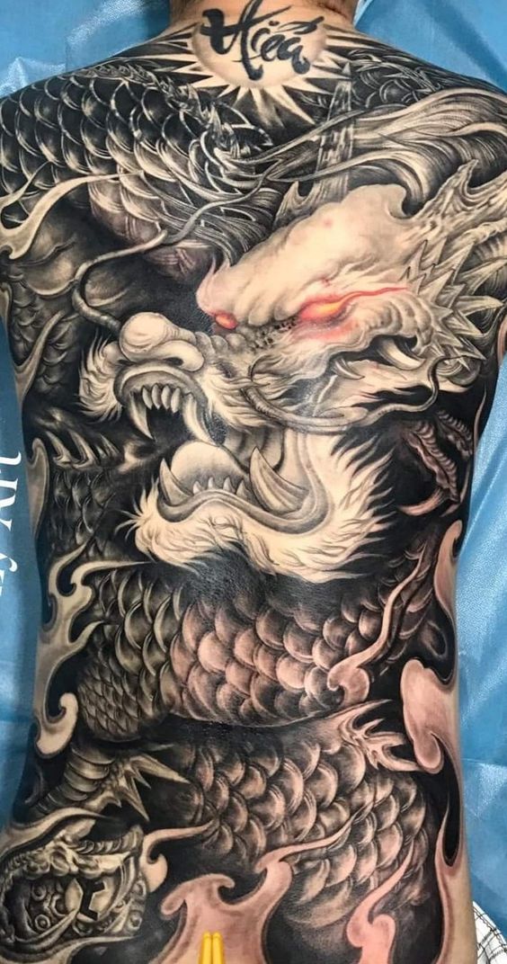 hình xăm rồng đơn sắc kín lưng cực chất Hình xăm rồng chi tiết trên lưng, phong cách blackwork, độ phân giải HD.
