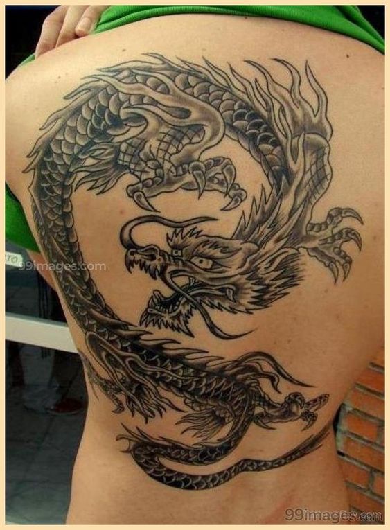 hình xăm rồng đơn sắc uốn lượn dọc lưng Hình xăm rồng chi tiết trên lưng, phong cách blackwork, độ phân giải HD.
