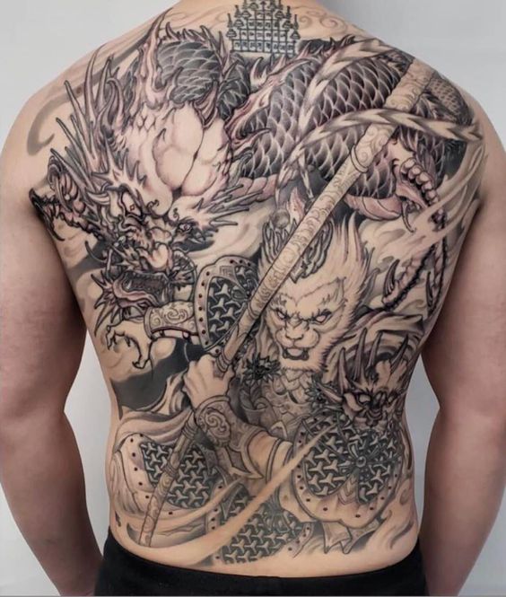 hình xăm rồng đi cùng ngộ không đơn sắc phủ kín lưng Hình xăm rồng và chiến binh trên lưng, phong cách blackwork chi tiết, độ phân giải HD.