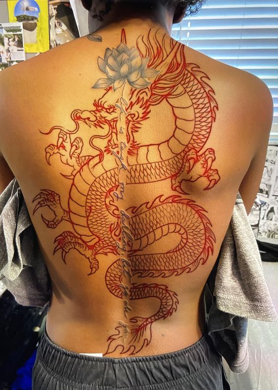 hình xăm rồng nét đỏ phối hoa sen ở lưng Hình xăm rồng đỏ trên lưng, phong cách cổ điển, chi tiết rõ nét, ảnh HD.