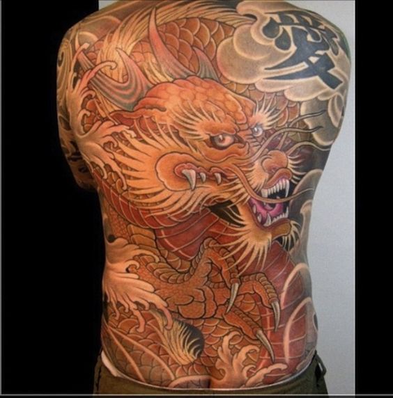 hình xăm rồng vàng phủ kín lưng Hình xăm rồng chi tiết trên lưng, phong cách cổ điển, độ phân giải cao, màu sắc nổi bật.