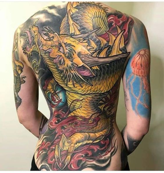 hình xăm rồng vàng nạm ngọc che phủ lưng Hình xăm rồng màu sắc trên lưng, phong cách cổ điển, chi tiết cao, độ phân giải HD.