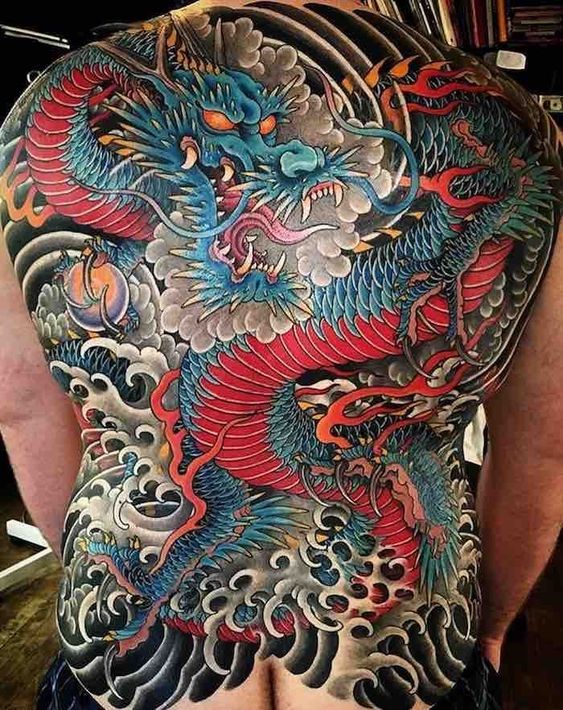 hình xăm rồng xanh kín lưng phong cách nhật bản Hình xăm rồng màu sắc trên lưng, phong cách cổ điển, chi tiết cao, độ phân giải HD.