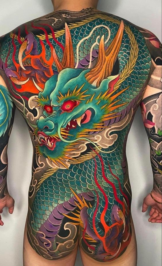 hình xăm rồng xanh mắt đỏ kín lưng và mông Hình xăm rồng màu sắc phong cách cổ điển trên lưng, chi tiết cao, độ phân giải HD.