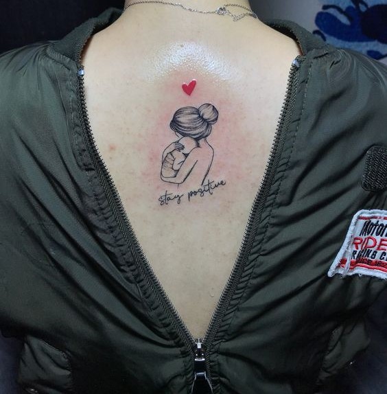 hình xăm sau lưng mẫu mẹ ôm con trong lòng Hình xăm mẹ và bé trên lưng, phong cách tối giản, chữ "stay positive", độ phân giải HD.