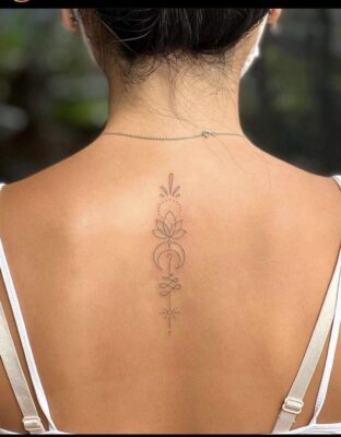 Hình xăm hoa tối giản ở lưng, phong cách linework, chi tiết tinh tế, ảnh chất lượng HD.